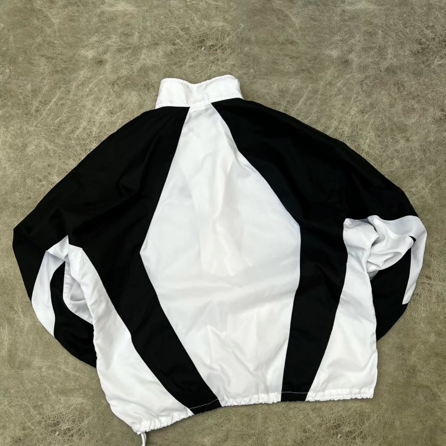 classic vintage Nike full-zip track jacket / windbreaker with a striking